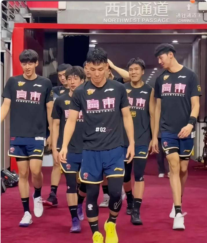 广东男篮对阵辽宁男篮，杜锋PK杨鸣，谁能胜出晋级总决赛