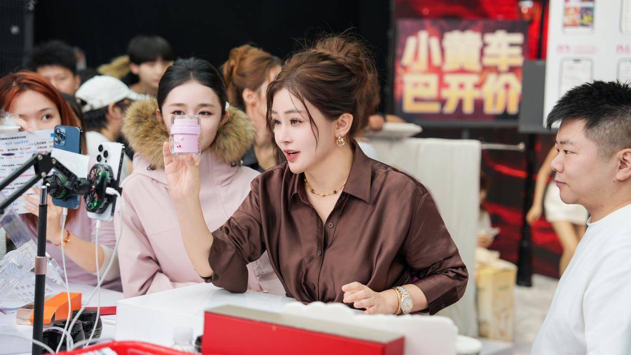 没想到辛巴退出后,接管辛选的初瑞雪在这个双十一的状态无敌了 没想到辛巴退出后,接管辛选的初瑞雪在这个双十一的状态无敌了