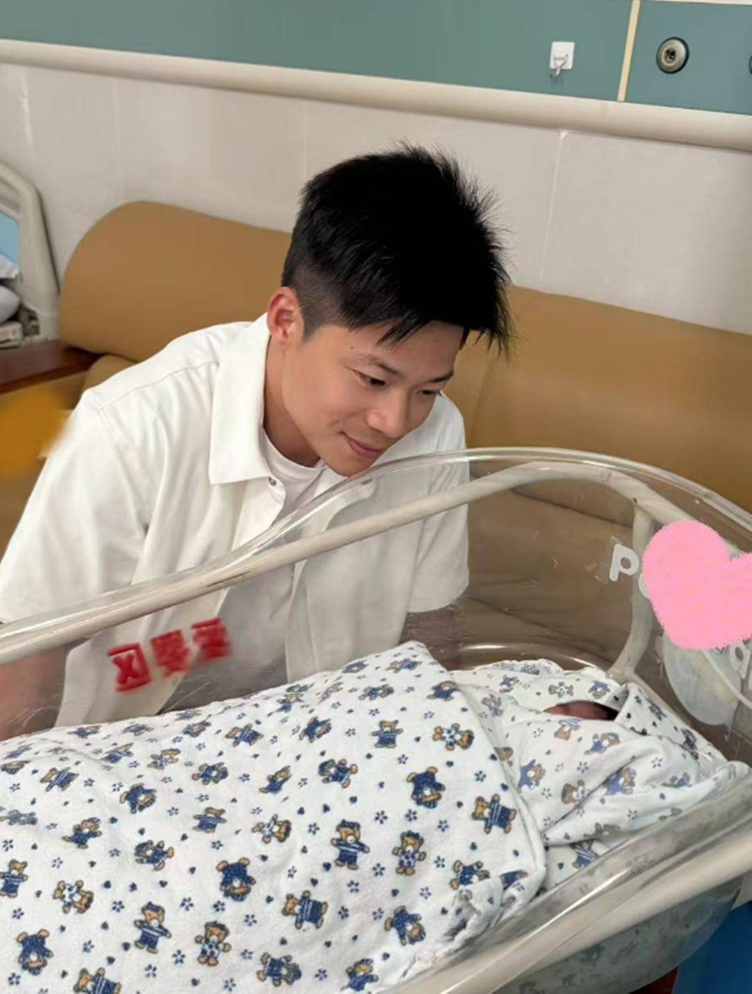 相识23年结婚9年的苏炳添林艳芳今年4月迎来三胎女儿儿女双全的