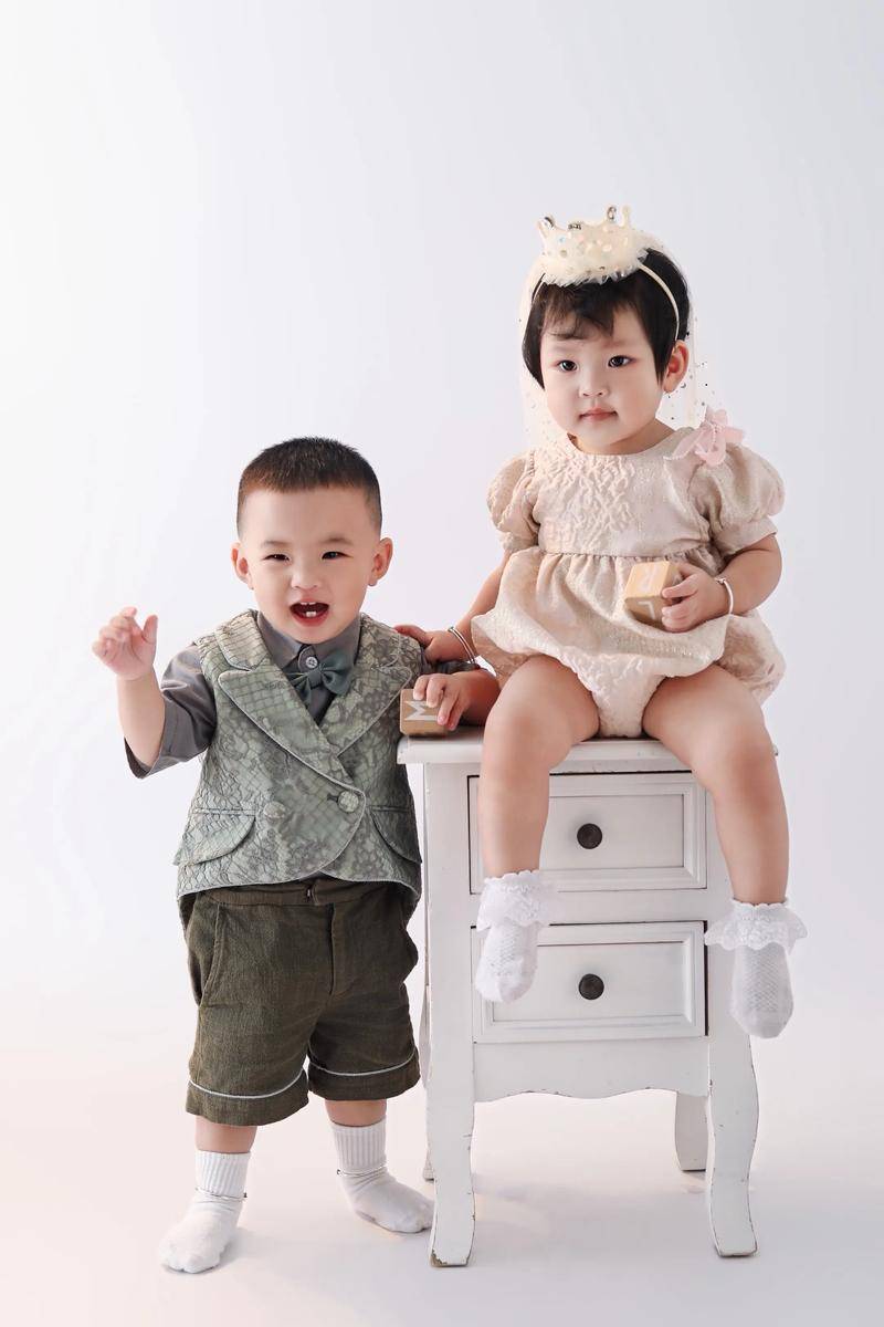 为啥有些双胞胎一模一样,有些却不像？网友：还有同母异父双胞胎