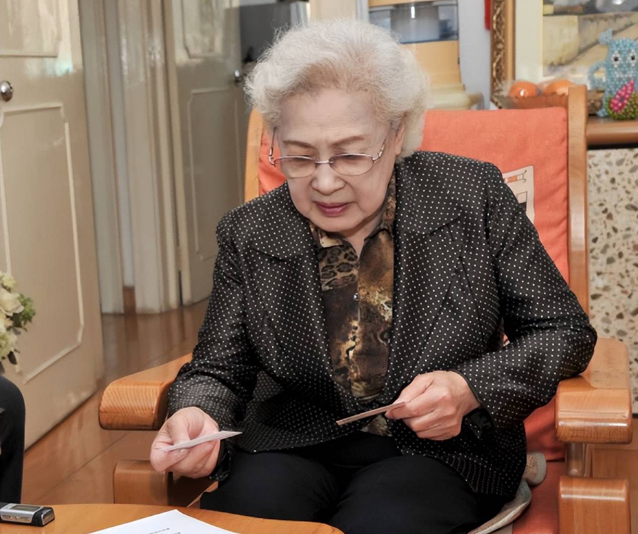 98岁秦怡曾被母亲逼婚养12口人,被丈夫儿子打骂,与女儿形同陌路