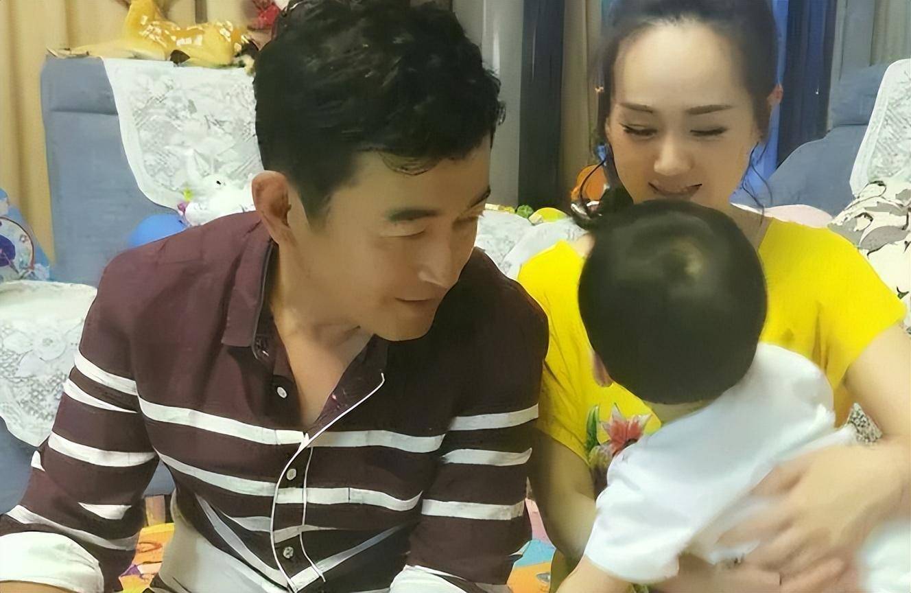 前妻与李健同名,二婚娶小14岁娇妻生活超幸福