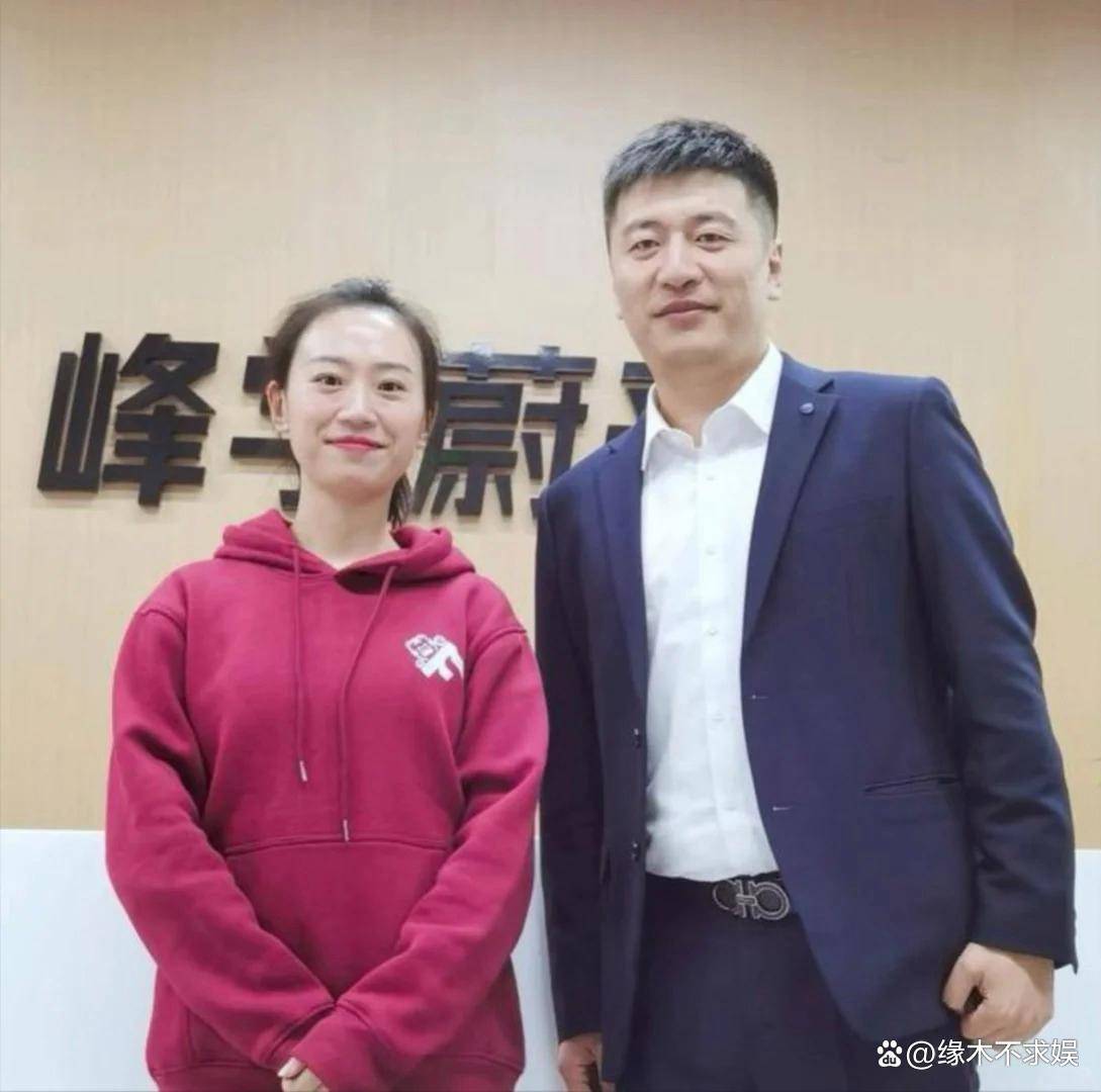 张雪峰新女友身份疑曝光,两人同看演唱会举止亲密,女方才貌双全