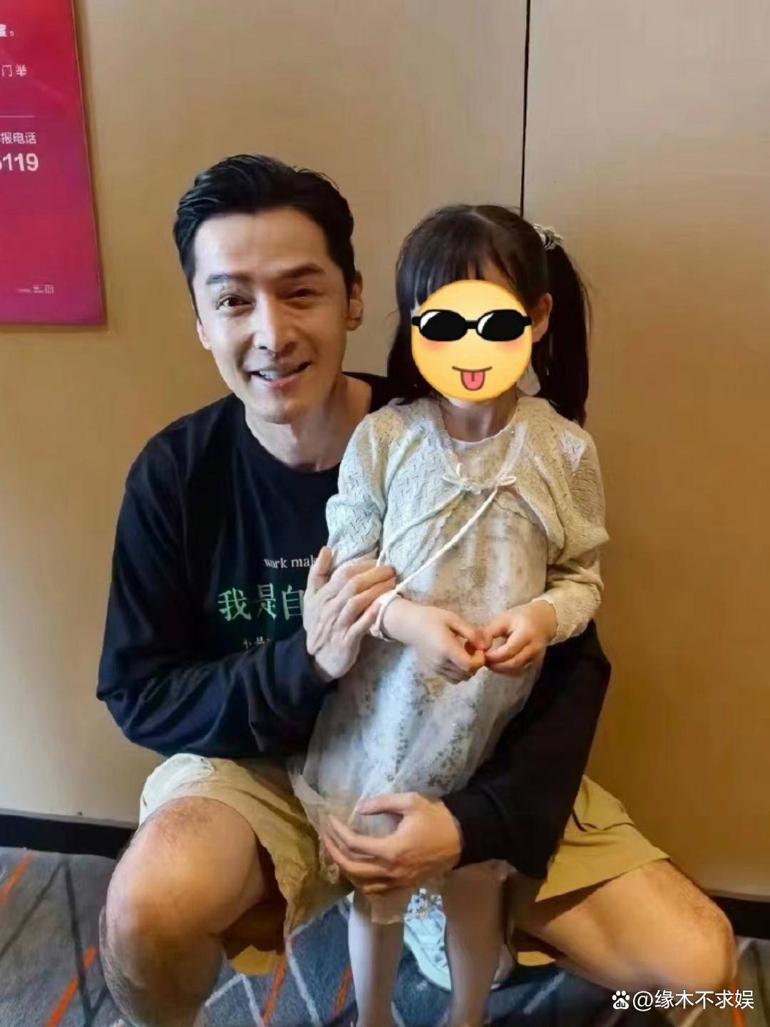 胡歌一家3口现身上海乐高小茉莉坐推车好可爱黄曦宁阻止拍照