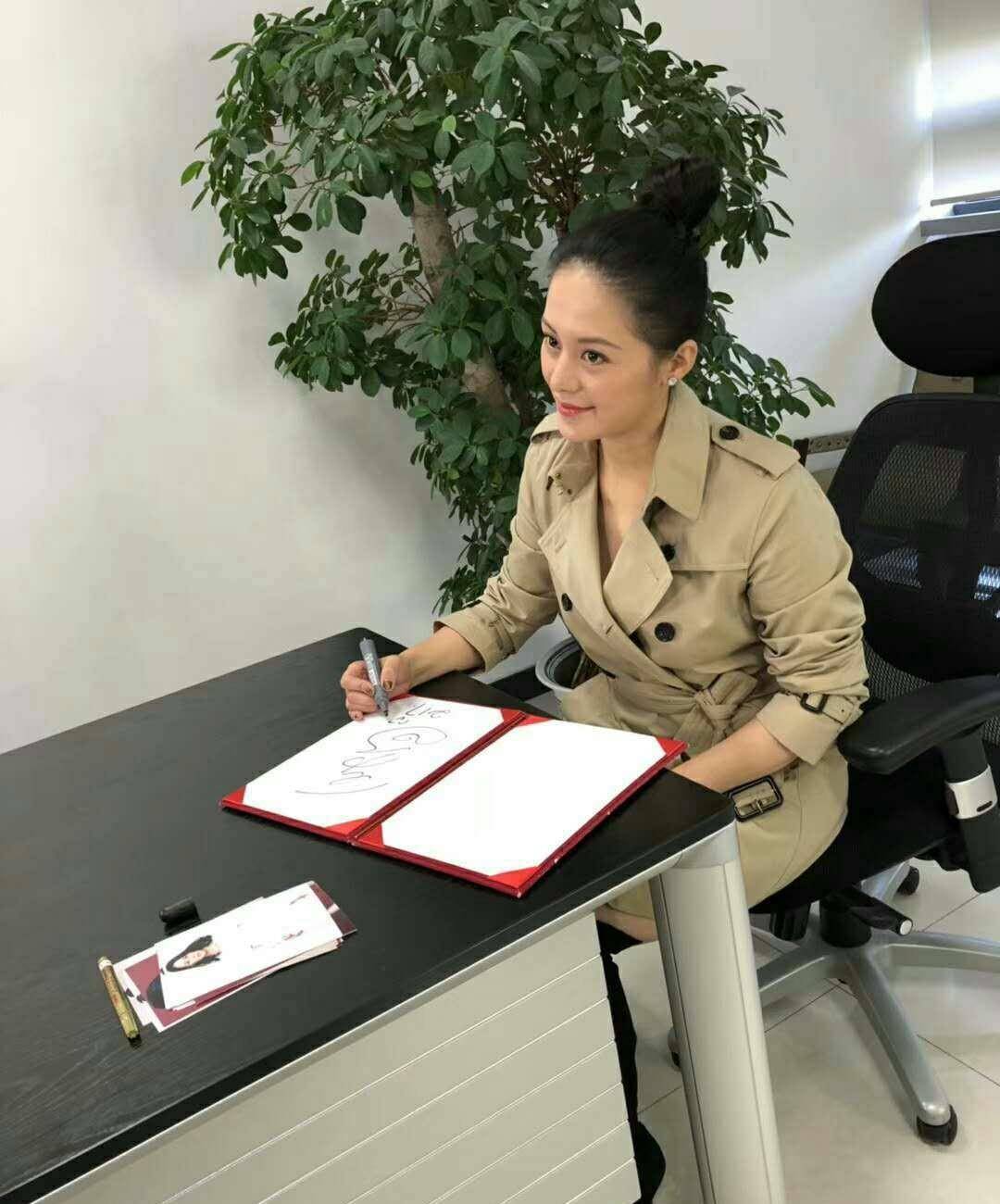 胡歌"深爱她",刘烨"难忘她",受央视力捧多年,至今都没走红