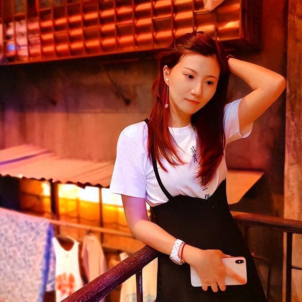 广东台主持人梁宇的全家福,他和妻子云菲都当了领导,儿子已13岁