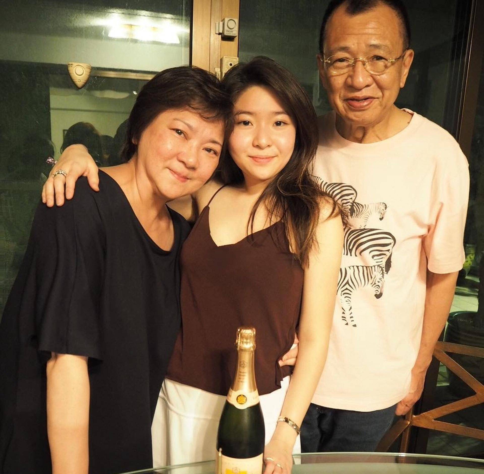 许绍雄家庭情况曝光!父亲开金店,妻子出身广东名门,儿子非亲生