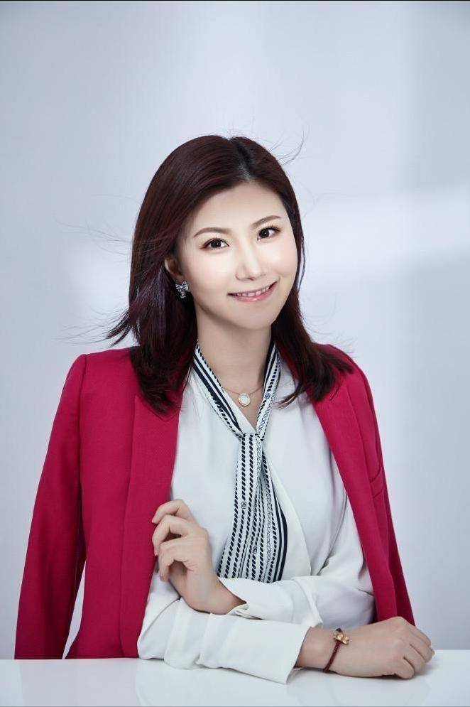 广东台主持人梁宇的全家福,他和妻子云菲都当了领导,儿子已13岁