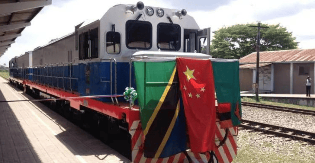 坦赞铁路上的sdd20型内燃机车10台sdd20型机车分两批交付给坦赞铁路