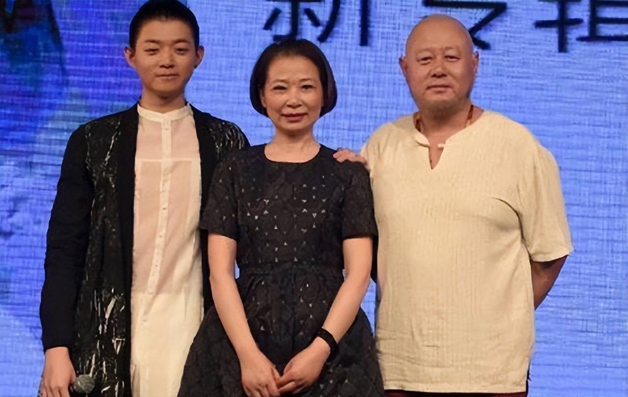 甜歌女神仲小萍:为了儿子30年不嫁,最终却落得凄惨的下场