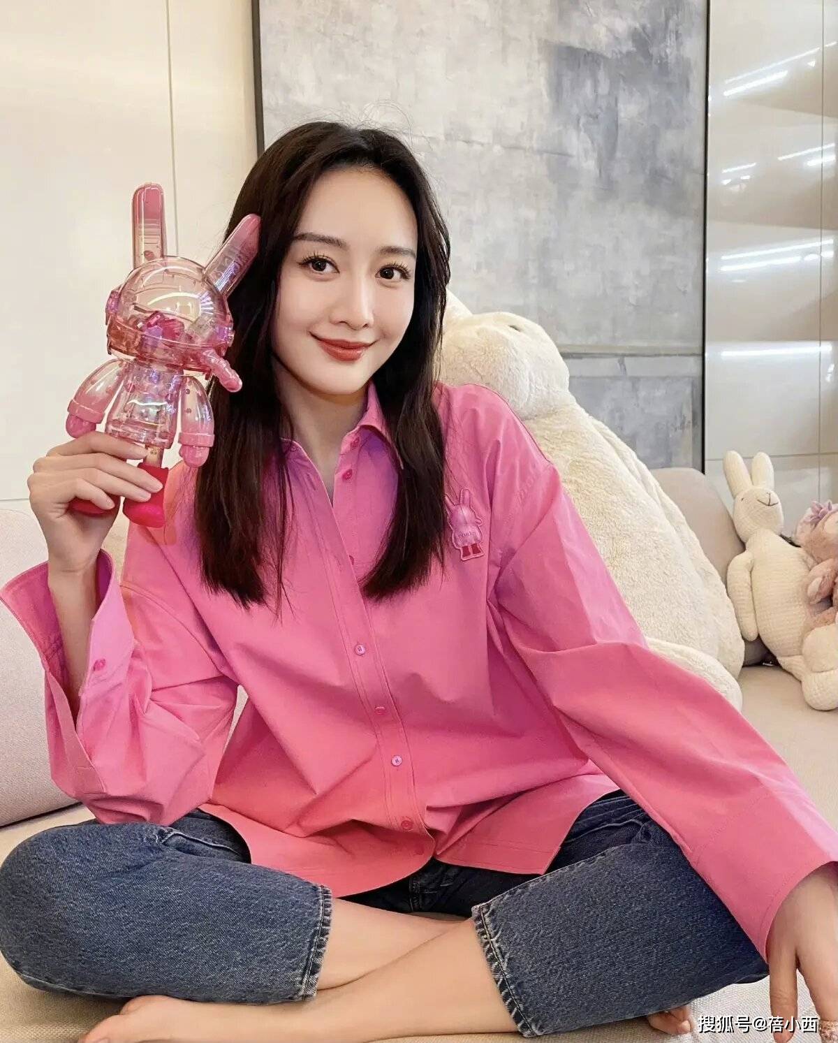 王鸥太适合走性感风穿红色开衩连衣裙妩媚动人美成焦点