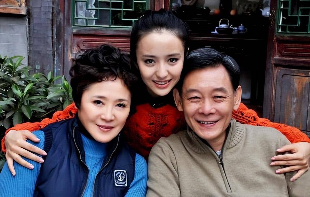 演员盖克:32岁丧夫,40岁拒做洋丈夫提款机离婚,现在怎样了?