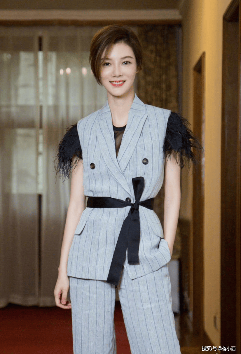 41岁车晓与38岁李念合影!差3岁气质大不同,一个优雅一个似学生