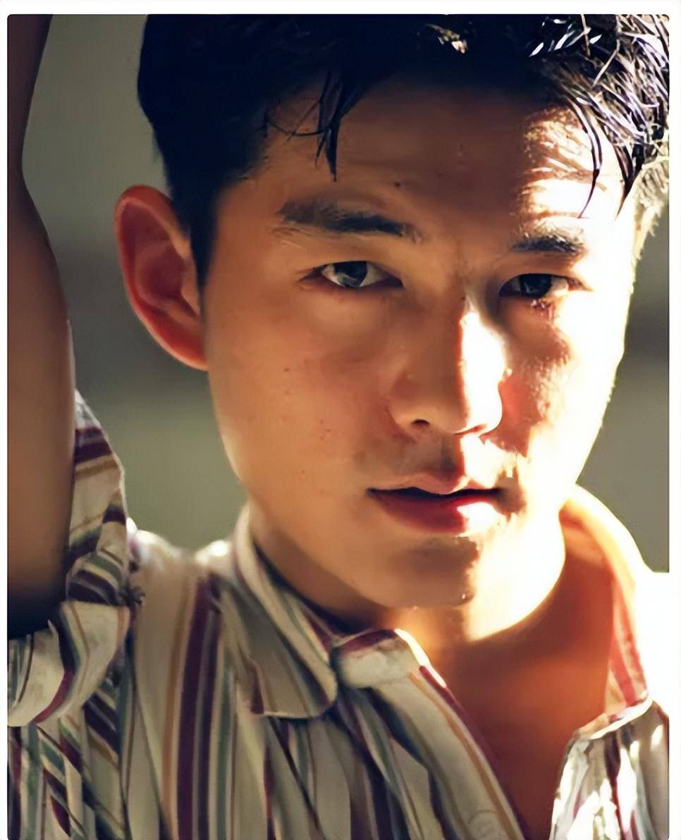 在大秦帝国之崛起里,邢佳栋饰演的白起,冷酷无情,与之前的硬汉形象判