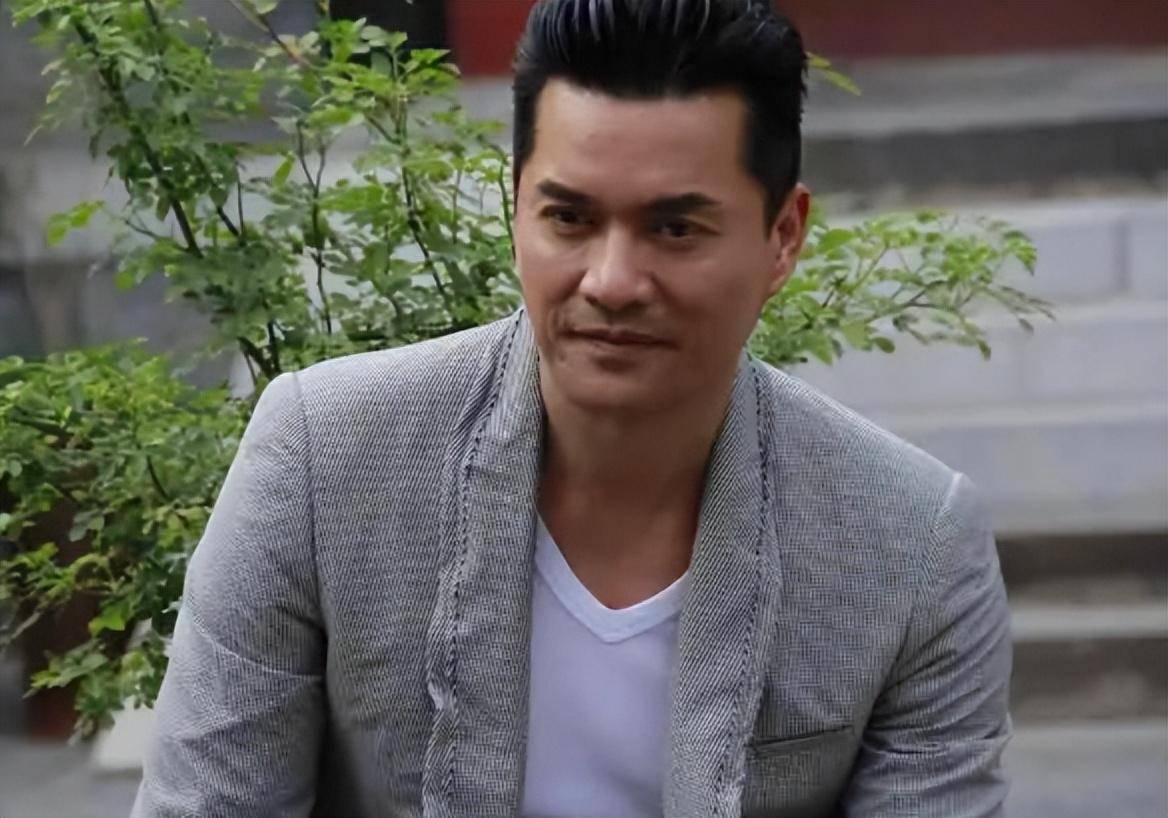 "冻龄男神"吕良伟:一婚周海媚,二婚邝美云,三婚娶贵州富婆