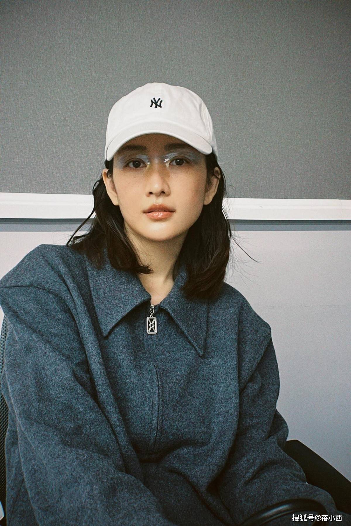 王鸥当妈后新剪了短发穿小白裙渔夫帽街拍42岁美出新高度