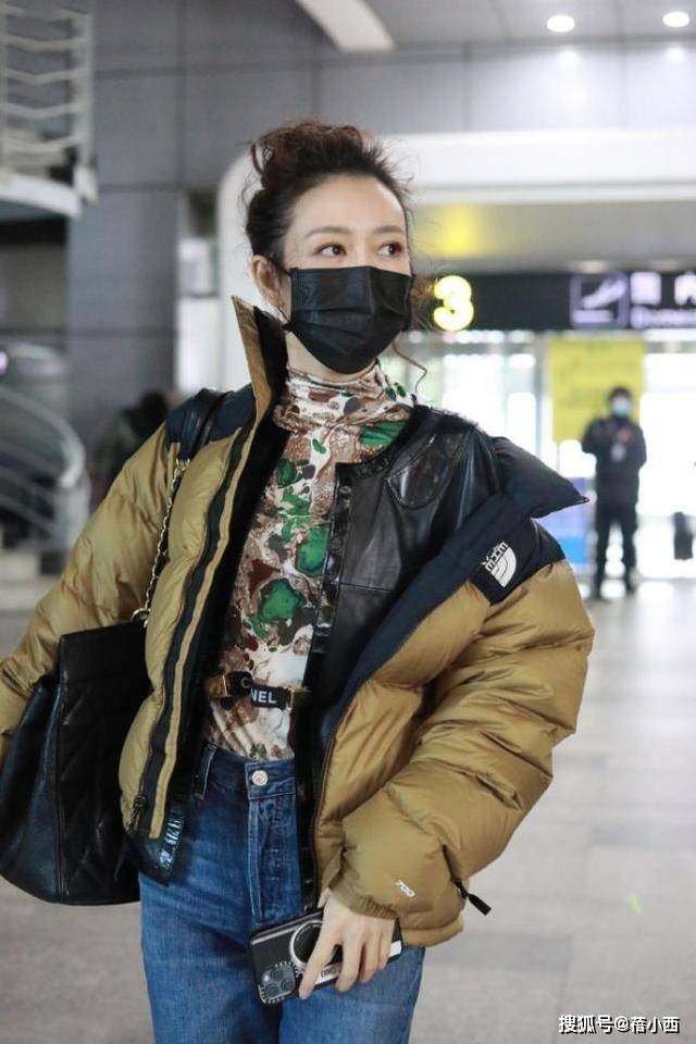 王鸥烫了羊毛卷带火了秋冬新穿搭:羽绒服牛仔裤,高级又洋气