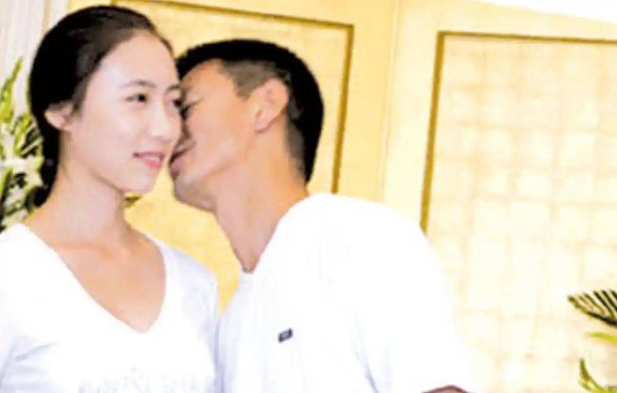 吴若甫:娶了小22岁妻子,生下一女儿,温柔贤惠