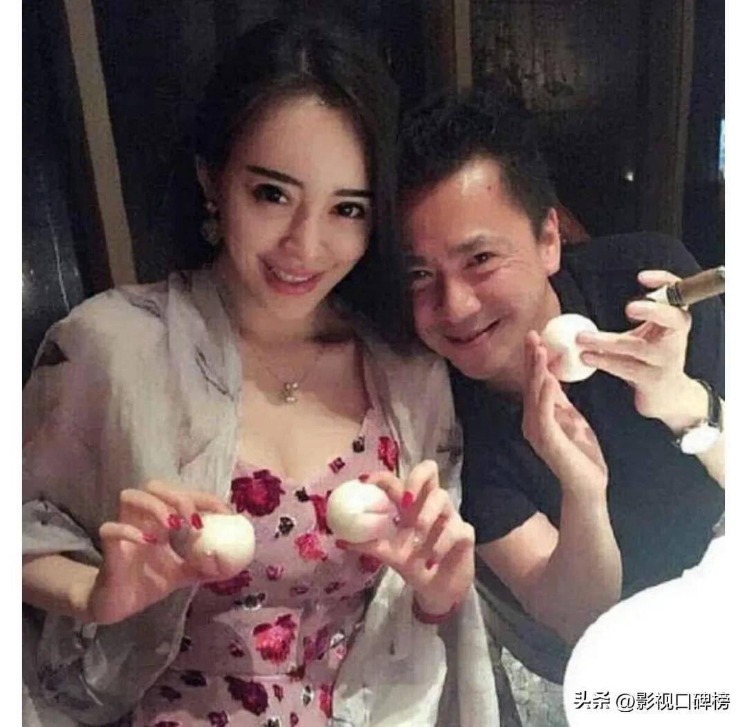 影视大佬直播卖水晶手串,深陷6亿债务危机,打造恩爱人设太可笑