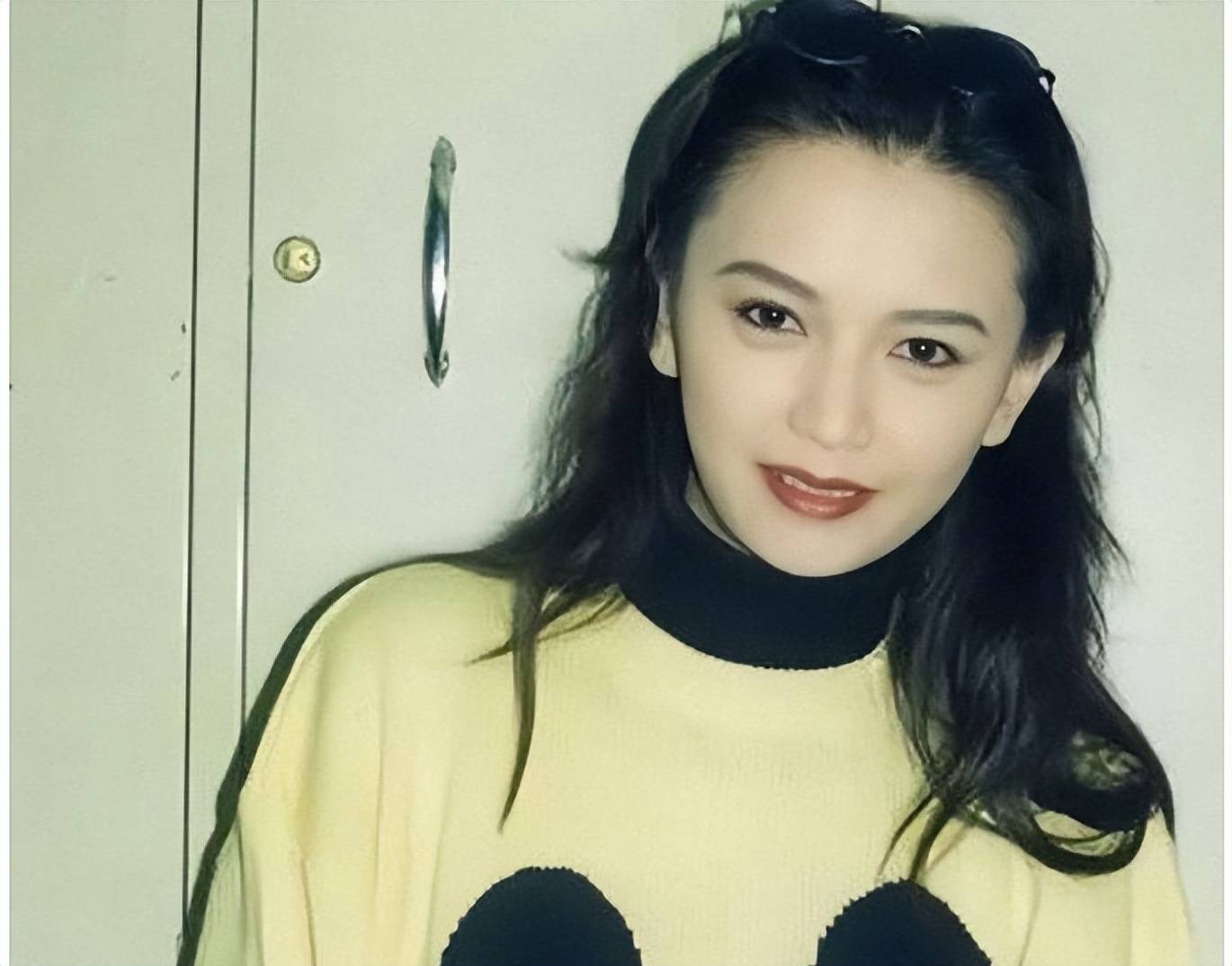 一巴掌打懵曾志伟,爱影坛大佬,嫁知名富商,59岁她仍是人间尤物