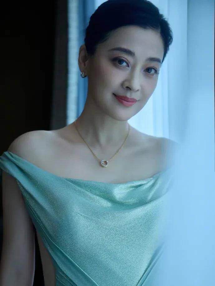 50岁梅婷太有女人味了,一身鱼尾裙尽显妖娆!网友:这也太美了吧