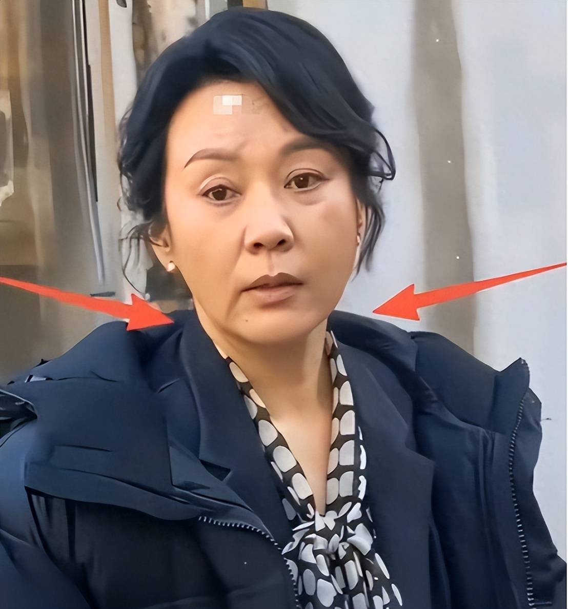 有网友曾拍到她和朋友在烤肉店她穿着一件黑色羽绒服头发凌乱眼袋