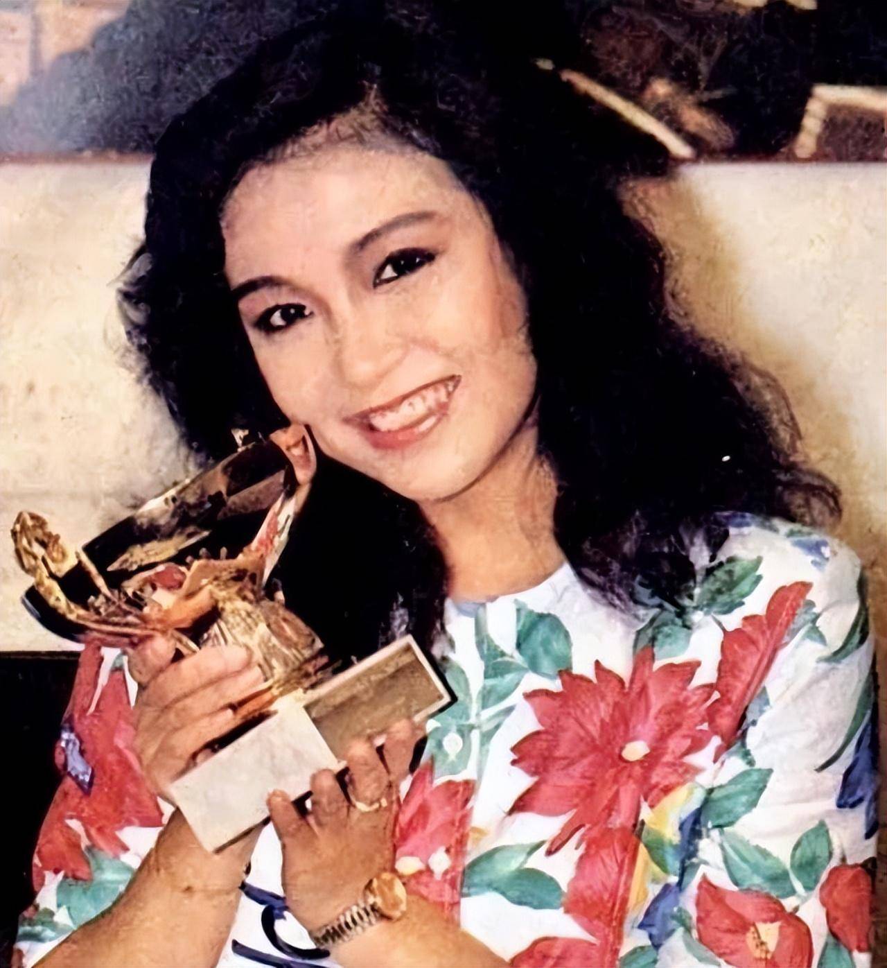 嫁小7岁富豪息影,老公独宠22年,张凤妮现在怎么样了?