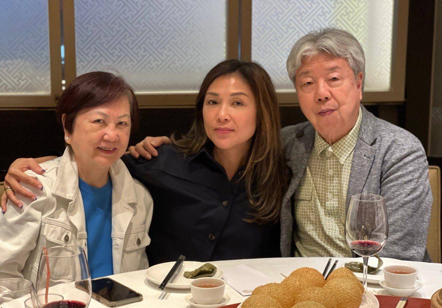 嫁小7岁富豪息影,老公独宠22年,张凤妮现在怎么样了?