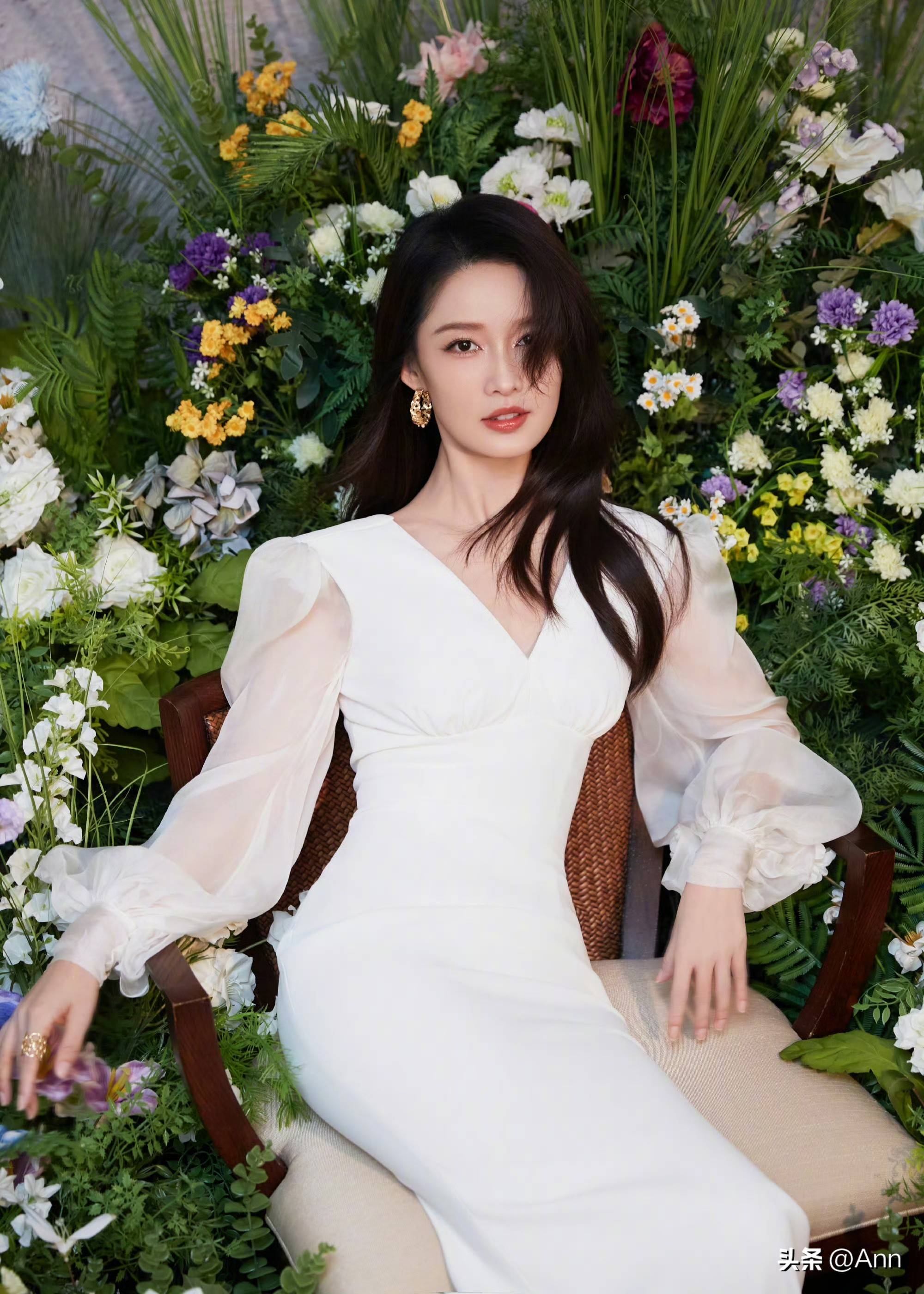 李沁穿着白色露肩长裙置身花海,阳光洒在身上笑容甜美温婉动人!