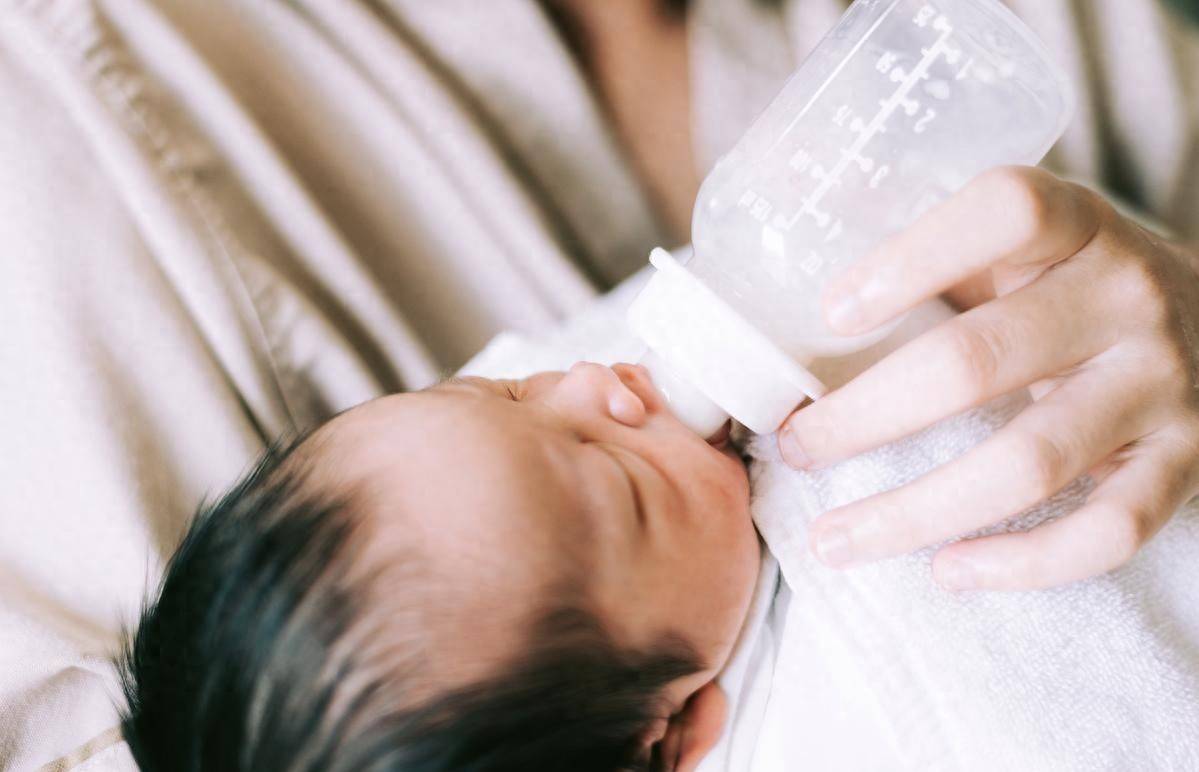 6个月宝宝纯母乳喂养需要喝水吗？专家：四情况可喝