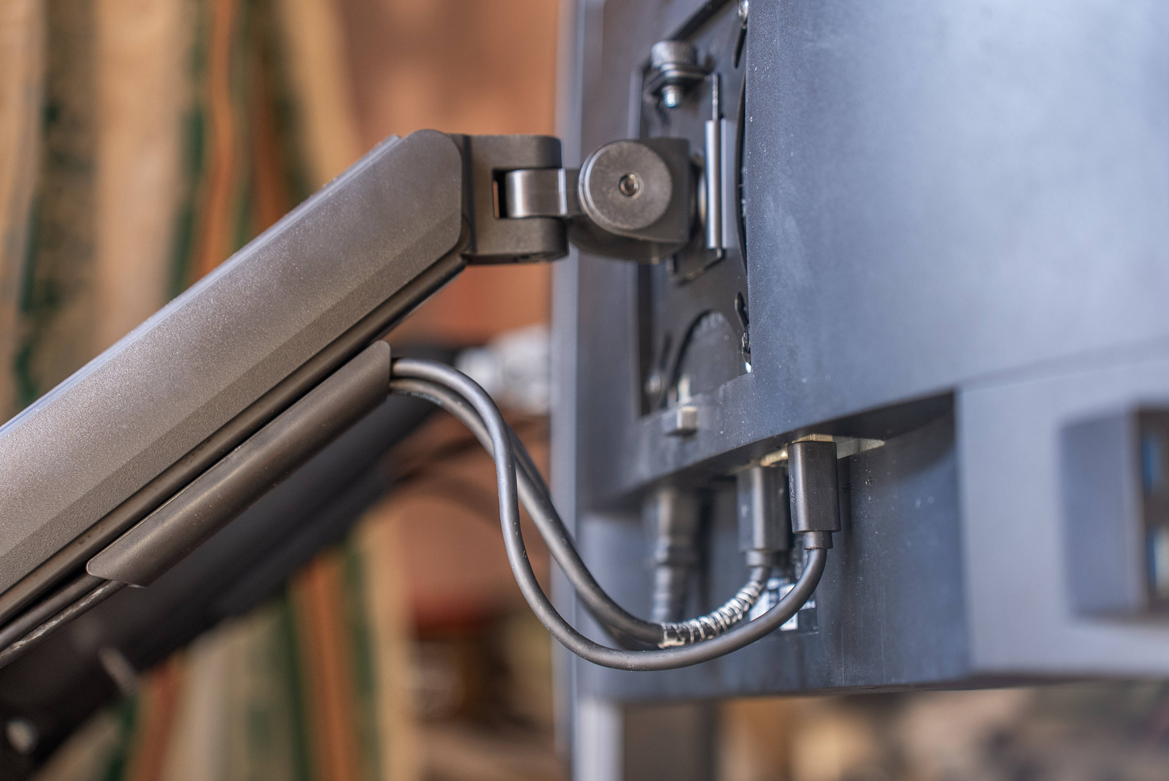 显示器标配底座太矮又太占桌面空间？北弧显示器支架了解一下