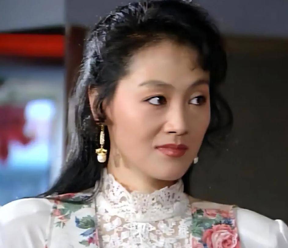 母亲是影后,丈夫是著名演员,公公是央视名嘴,34岁的她却当网红