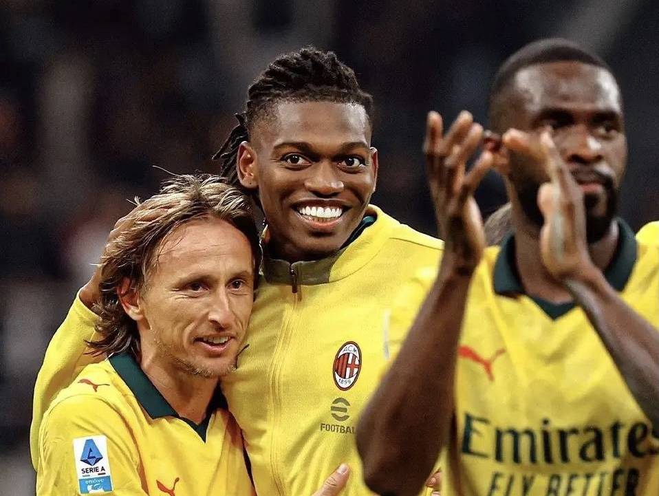 意甲媒体透露：裁判停赛了！米兰与拉齐奥之战明显不是点球，VAR裁判介入是错误的