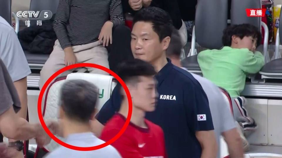 最后3.1秒，中国男篮落后14分，韩国主动示意不打了，请注意郭士强！