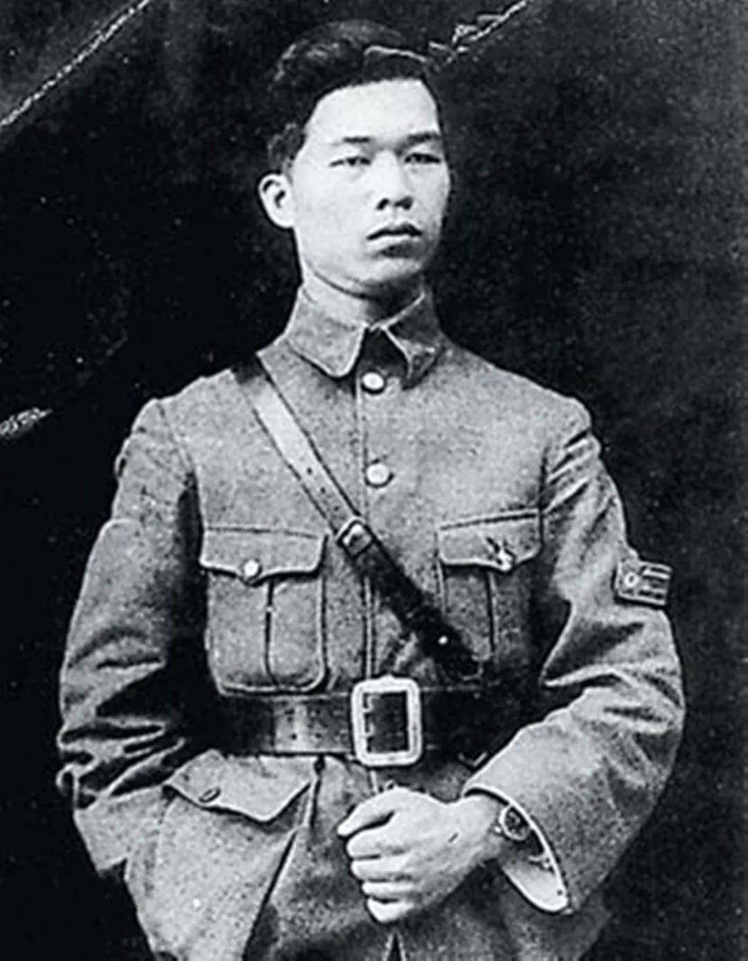 1919年邓演达从保定军校毕业后加入了孙中山的革命队伍成为了一名