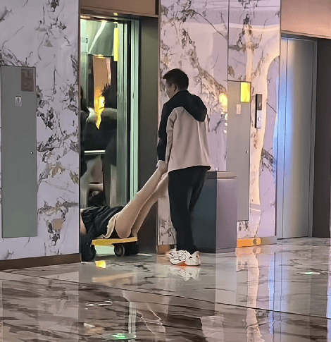 女子醉酒后被拉走，男子架着双腿宛如“推车”，这视频该在她结婚时放[12P]