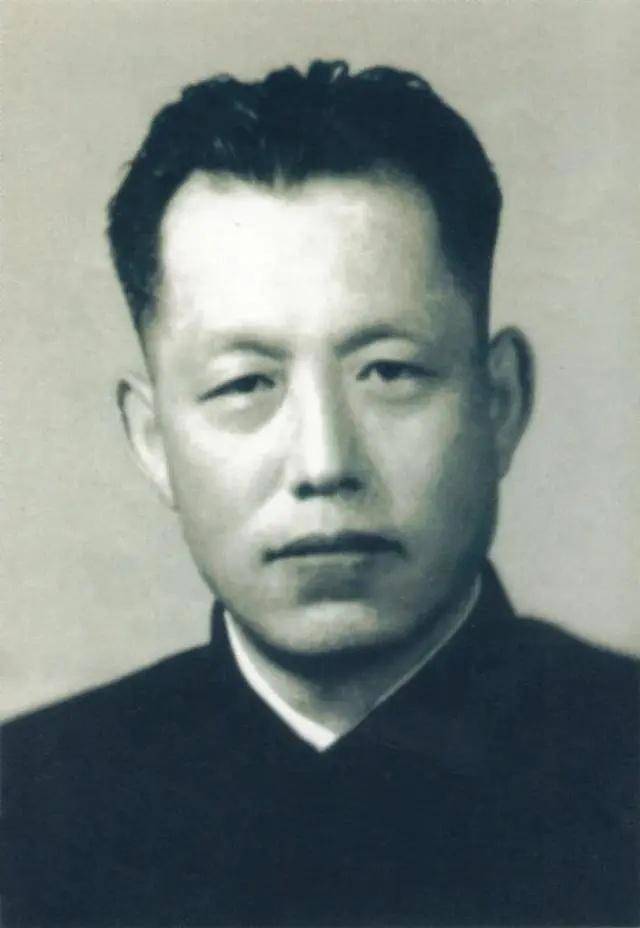 戴笠无奈开追悼会,至死不知败在一教师手中