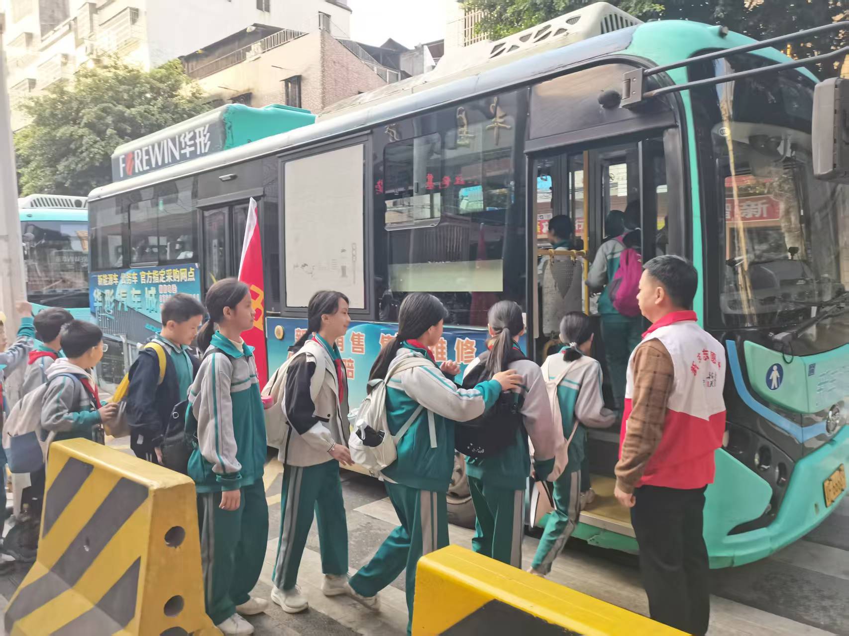 党建服务进校园 初心护航助成长(图1) 党建服务进校园 初心护航助成长(图1)