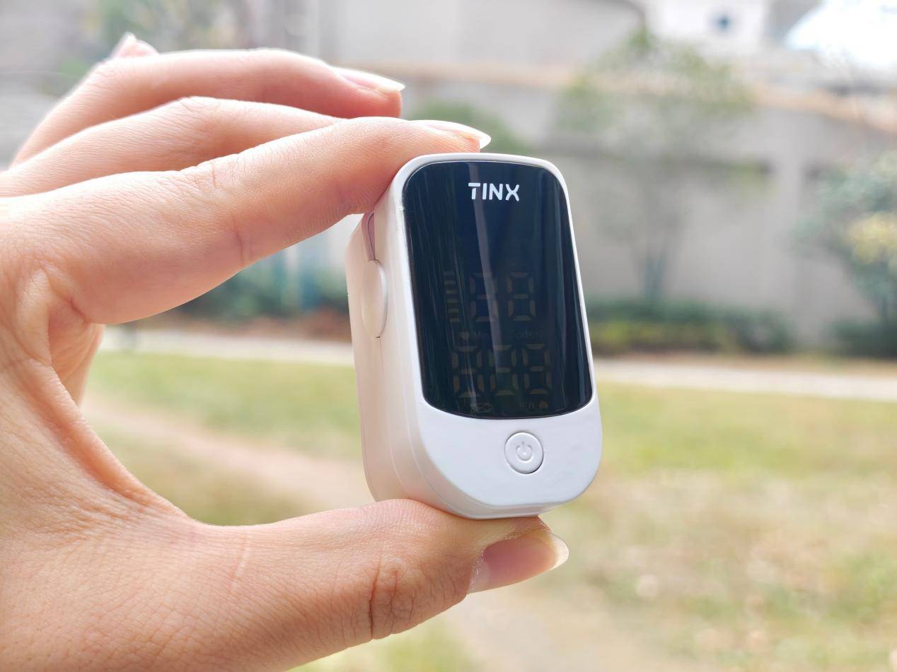 町石tinx指夹式脉搏血氧仪：家庭身体监测的可靠帮手