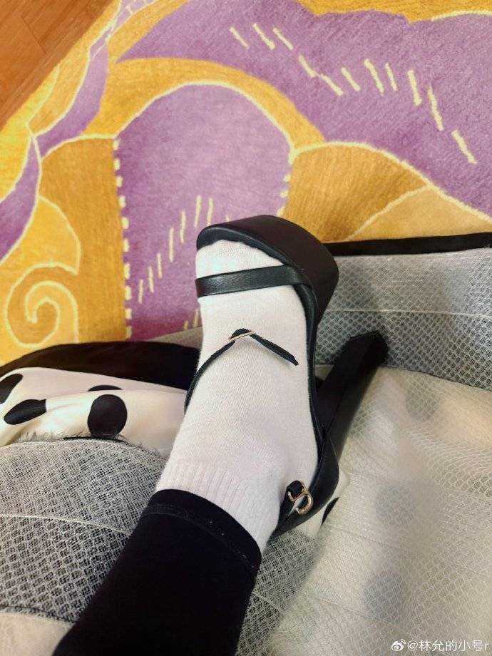 林允红毯摔倒上热搜,本人回应:刚刚不小心摔了觉得有点紧张 插图6 林允红毯摔倒上热搜,本人回应:刚刚不小心摔了觉得有点紧张 插图6