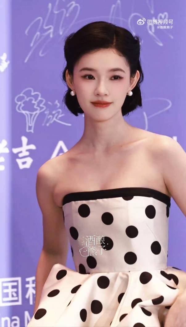 林允红毯摔倒上热搜,本人回应:刚刚不小心摔了觉得有点紧张 插图3 林允红毯摔倒上热搜,本人回应:刚刚不小心摔了觉得有点紧张 插图3