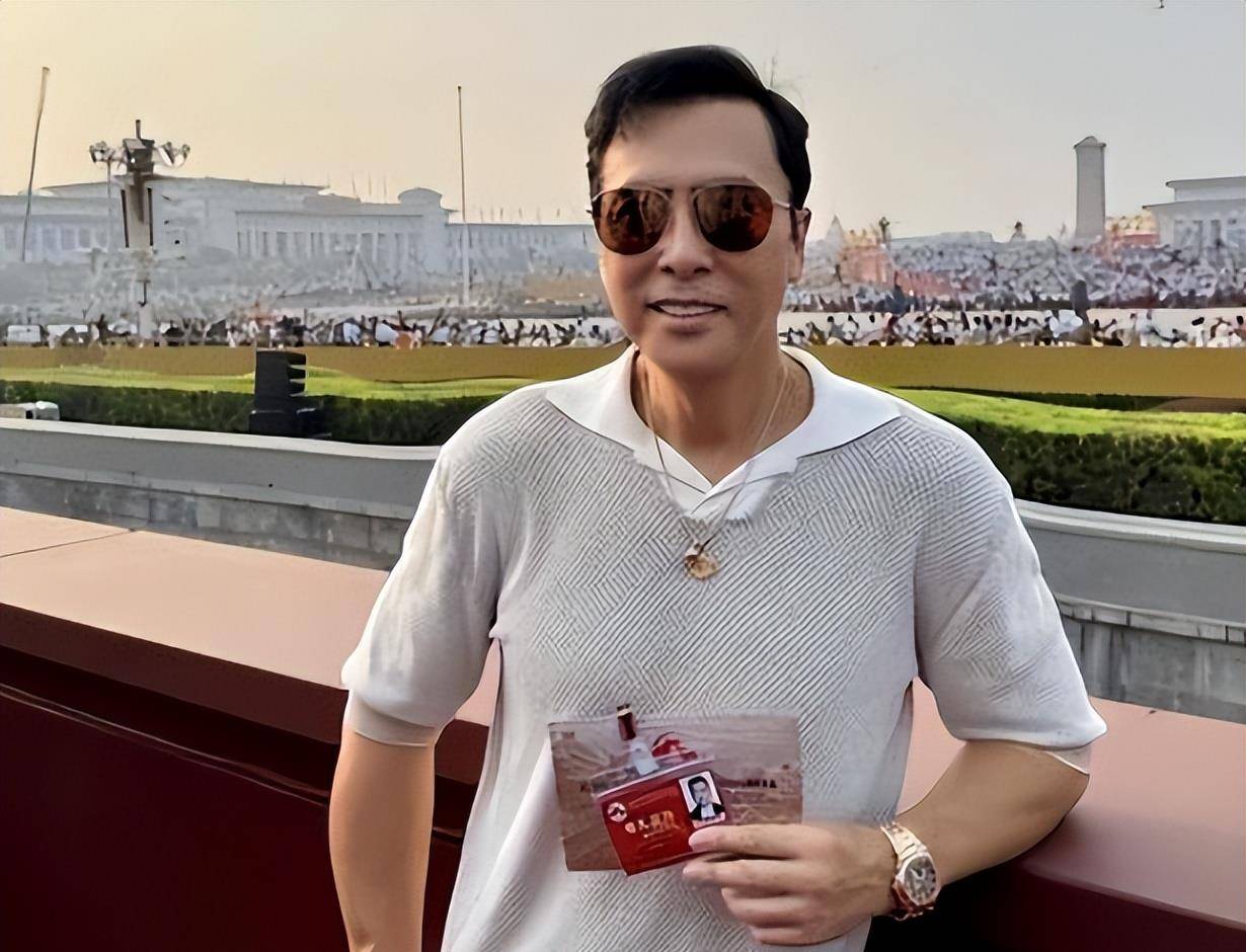 这对夫妻往日时常公开秀恩爱,甄子丹更是以爱国,顾家的形象深入人心