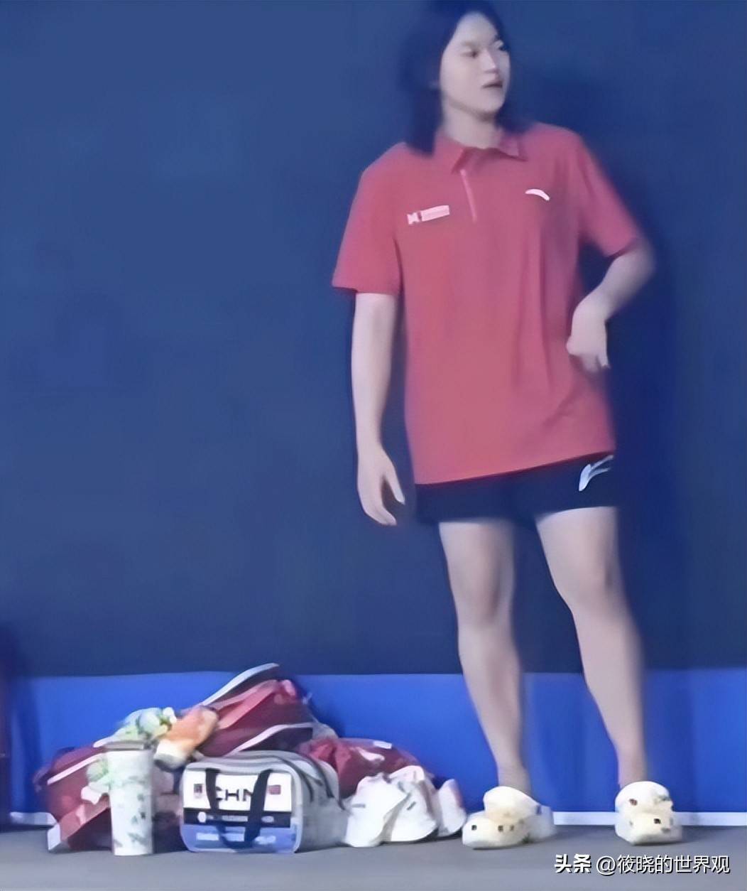 与4年前判若两人,包上仍挂满娃娃