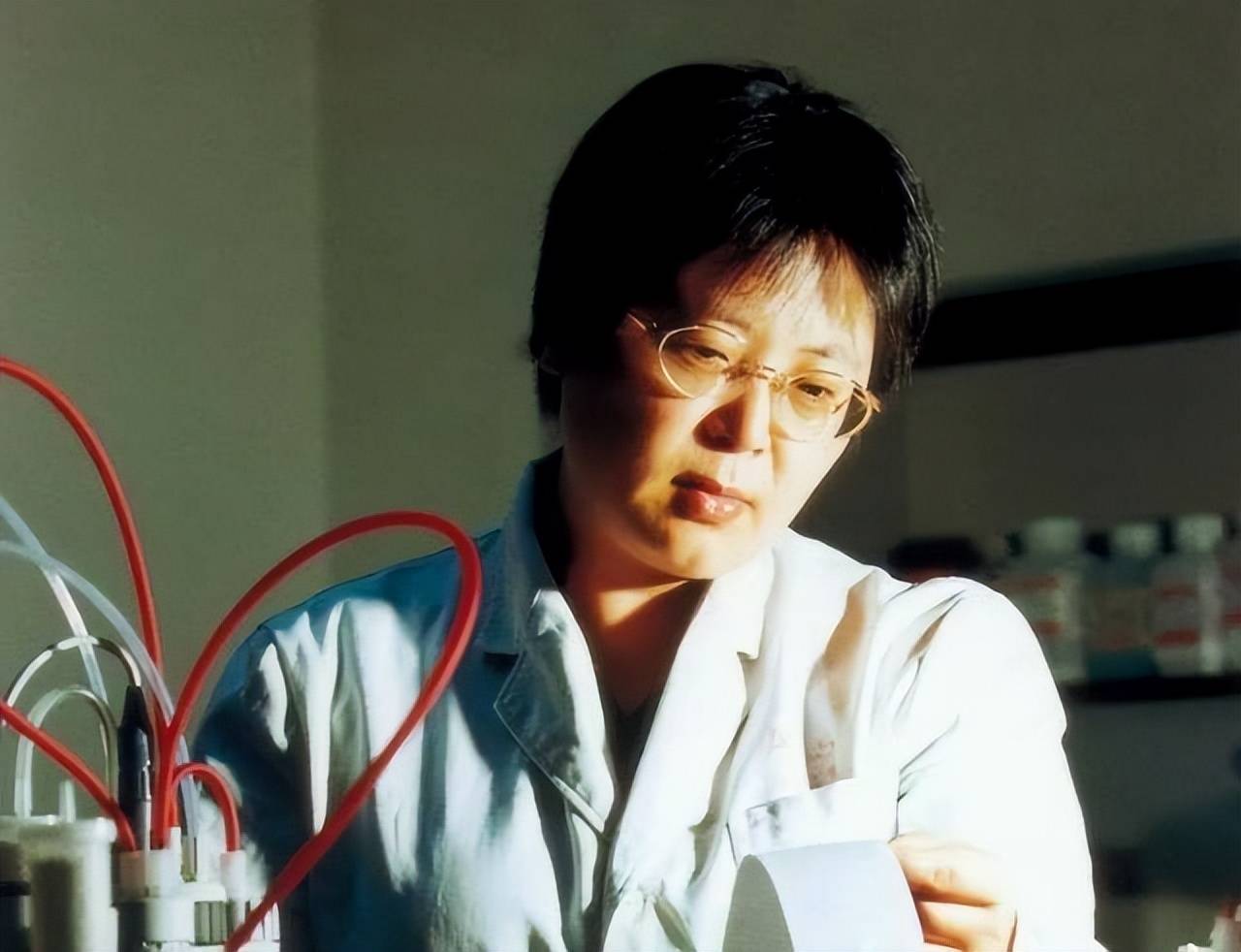 酒厂技术员麻一铭:岳父母反对仍娶女英雄陈薇,儿子让他骄傲