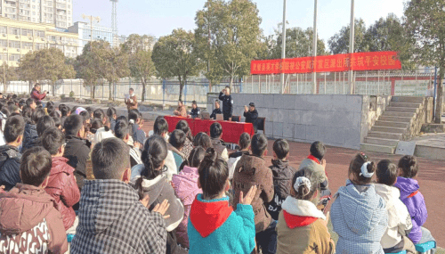 灵璧县英才学校携手公安局开发区派出所为留守儿童撑起一片蓝天(图2) 灵璧县英才学校携手公安局开发区派出所为留守儿童撑起一片蓝天(图2)