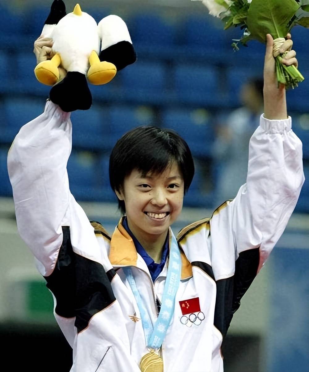 44岁张怡宁菜市场买海鲜,一身名牌穿得显土,真人很高气质依旧拽