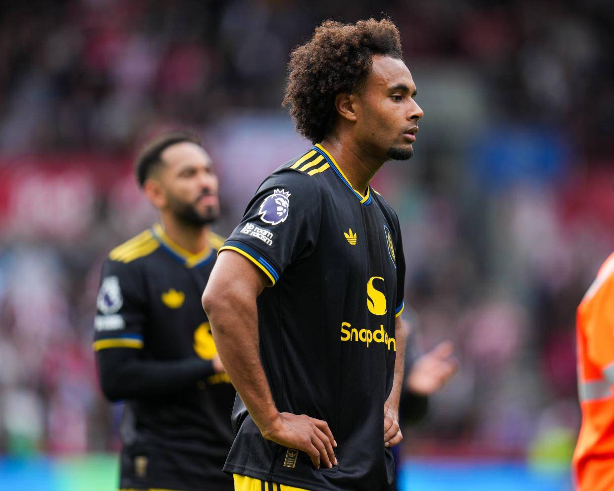 热门球员齐尔克泽转会风云:罗马曼联的博弈与期待