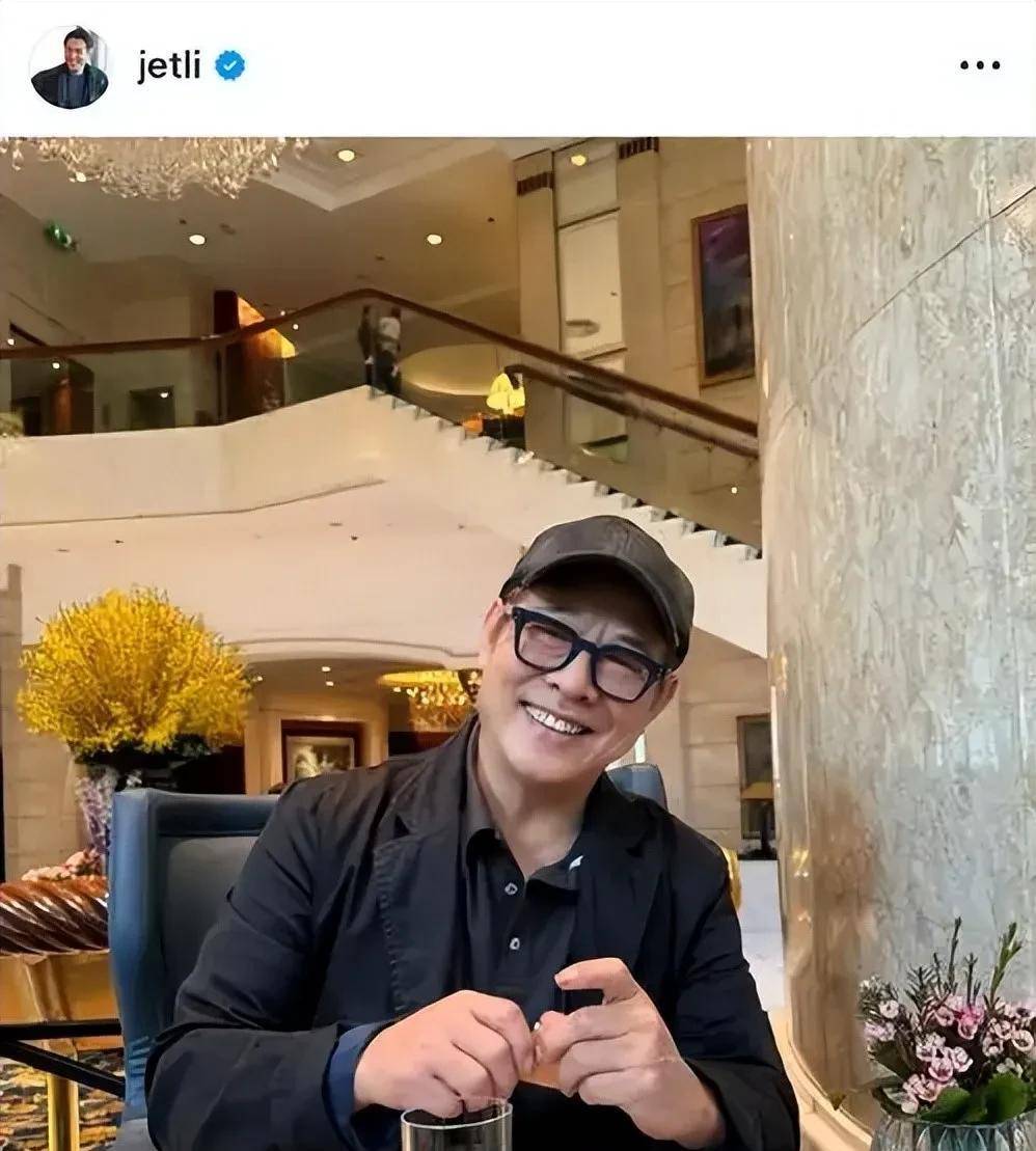 李连杰回应换心换血传闻,表情很丰富也很夸张,抬头纹一层又一层