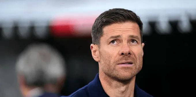 44岁阿隆索下课危机加剧！主场仅1次射正创欧冠新低，遭8万皇马球迷狂嘘