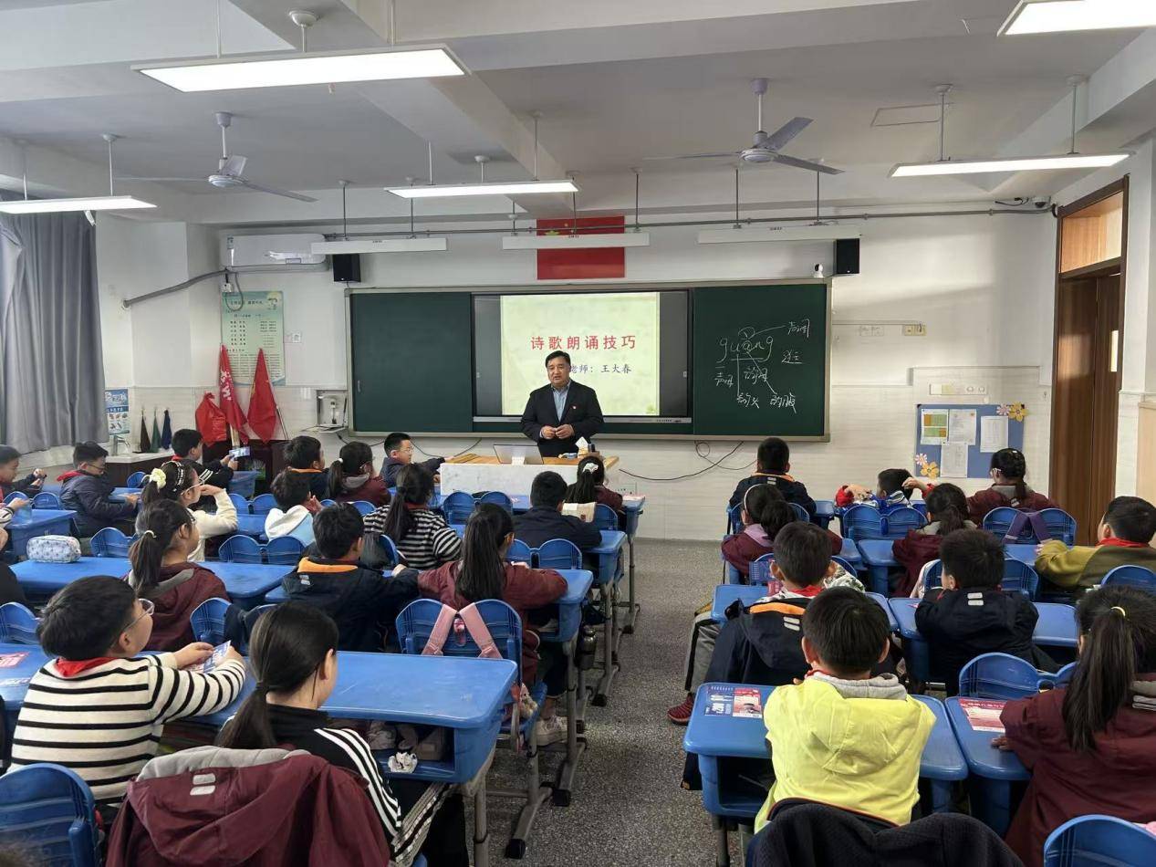 淮师一附小：诗歌朗诵公益课堂 以声为翼点亮童心